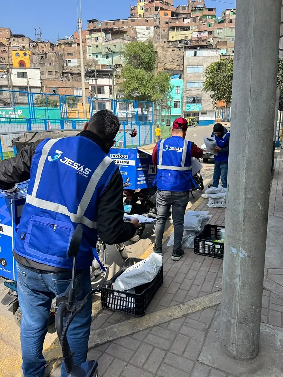 Motorizados JESAS organizando los pedidos antes de salir a ruta